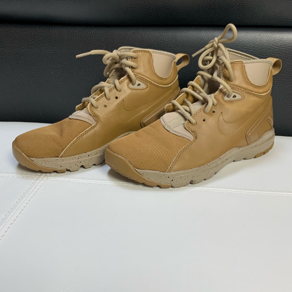 Kids size 5y Nike shoe